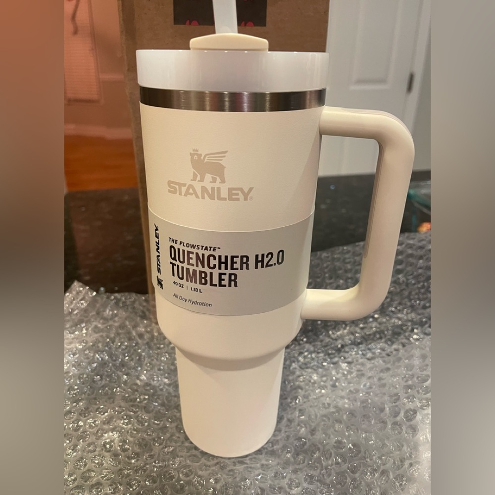 Stanley Quencher H2.0 Flowstate Tumbler 40oz (Cream)